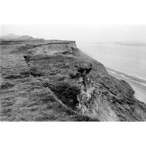 Skrnten ved Mrup kirke med Rubjerg Knude fyr i baggrunden