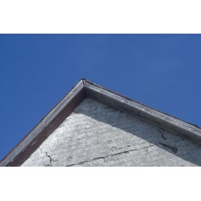 Tagryg mod bl himmel i Gjl ved Limfjorden