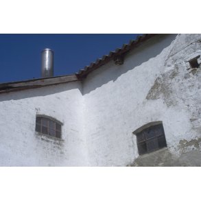 Bygning mod bl himmel i Gjl ved Limfjorden