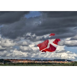 Dannebrog falder ned fra himlen over Randers