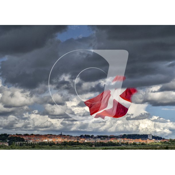 Dannebrog falder ned fra himlen over Randers