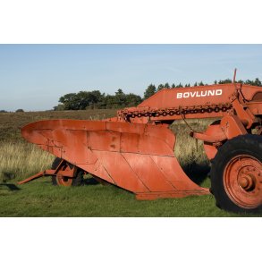 Ved opdyrkningen af heden blev brugt en meget stor hedeplov. Den plov str i Kongenshus Mindepark