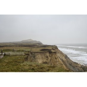Vinterstorm ved Mrup kirke med Rubjerg Knude fyr i baggrunden
