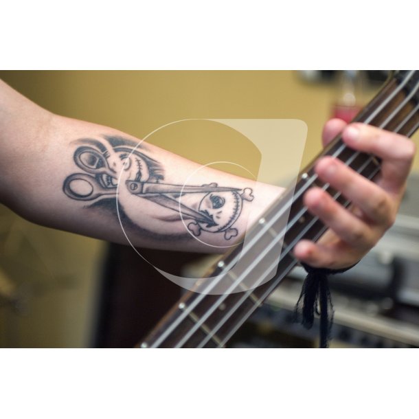 Bas musiker med tatovering