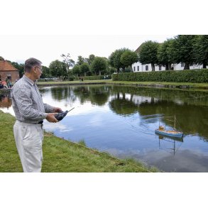 Fjernstyrede b�de ved Clausholm slot