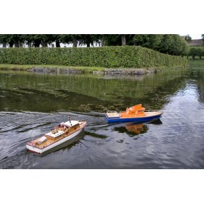 Fjernstyrede b�de ved Clausholm slot