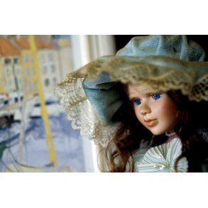 Dukke i butiksvindue i Randers