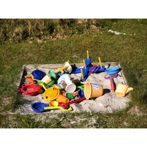 Sandkasse med legetj i sommerhus omrde i Lnstrup