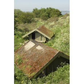 Sm overnatningshytter ved Bjerget vest for Gjl med Limfjorden i baggrunden.