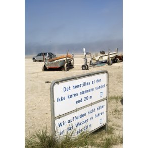 Skilt og bde ved Rdhus Strand