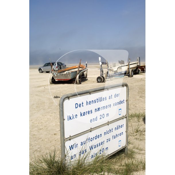 Skilt og bde ved Rdhus Strand