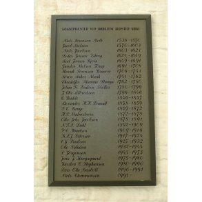 Mindeplade over sogneprster ved Brglum Kloster Kirke