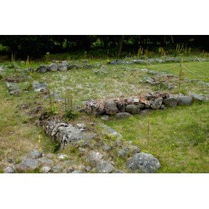 m Kloster ligger imellem Gudenen og Moss