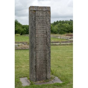 m Kloster ligger imellem Gudenen og Moss