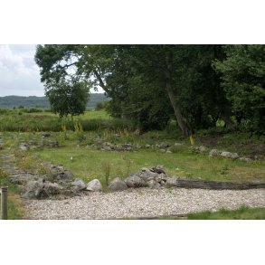 m Kloster ligger imellem Gudenen og Moss