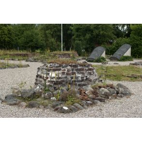 m Kloster ligger imellem Gudenen og Moss