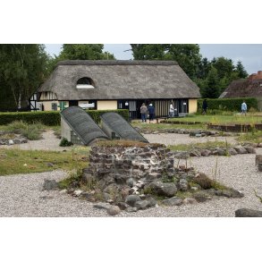 m Kloster ligger imellem Gudenen og Moss