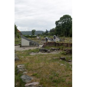 m Kloster ligger imellem Gudenen og Moss