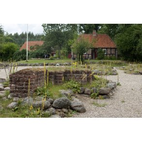 m Kloster ligger imellem Gudenen og Moss