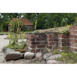 m Kloster ligger imellem Gudenen og Moss