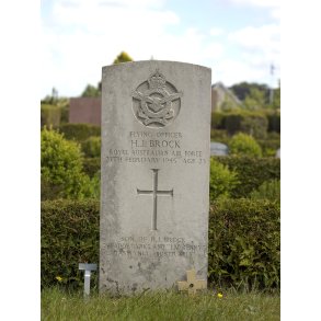 Gravsten p Hune Kirkegrd over Flyver officer H.J. Brock fra Royal Australien Airforce.