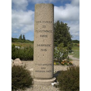 Gravsten p Hune Kirkegrd over 20 flygtninge, dde i Danmark i 1945.