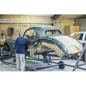 Klarg�ring af klassisk Jaguar XK120FHC hos autolakeren