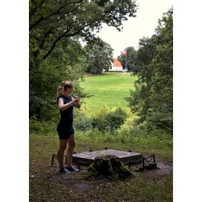 Sarah Skovhus spiller Jens Vejmand ved Nanna og Jeppe Aakjrs grave ved Jenle