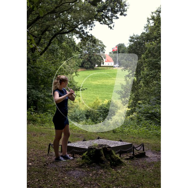 Sarah Skovhus spiller Jens Vejmand ved Nanna og Jeppe Aakjrs grave ved Jenle