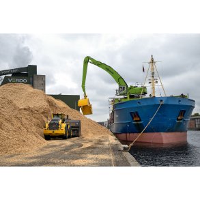 Losning af flis p� Randers havn