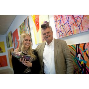 Kunstneren Peter Hjort ved en kunstudstilling i Randers