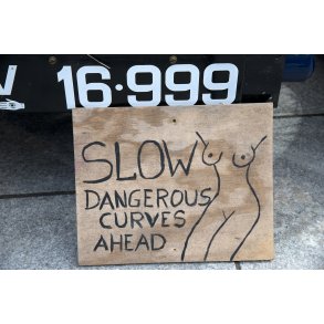 Humor skilt ved veteran biludstilling p� �stervold i Randers