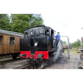 Damplokomotiv p� Mariager-Handest Veteranjernbane ved stationen i Mariager