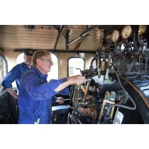 Damplokomotiv p� Mariager-Handest Veteranjernbane ved stationen i Mariager