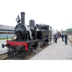 Damplokomotiv p� Mariager-Handest Veteranjernbane ved stationen i Mariager