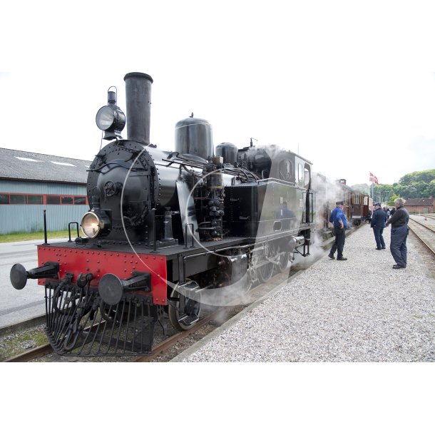 Damplokomotiv p Mariager-Handest Veteranjernbane ved stationen i Mariager