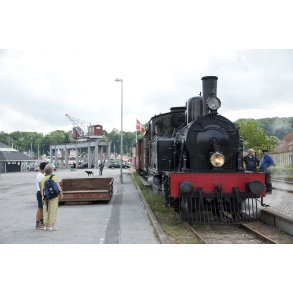 Damplokomotiv p� Mariager-Handest Veteranjernbane ved stationen i Mariager med kulkran i baggrunden