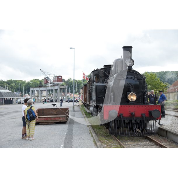 Damplokomotiv p Mariager-Handest Veteranjernbane ved stationen i Mariager med kulkran i baggrunden