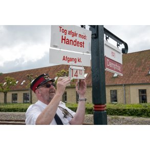 Stations forstanderen melder afgang p� Mariager Station for Mariager-Handest Veteranjernbane