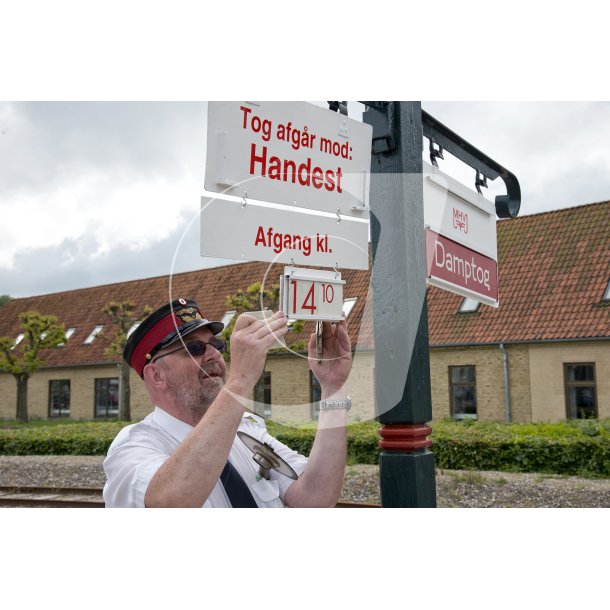 Stations forstanderen melder afgang p Mariager Station for Mariager-Handest Veteranjernbane