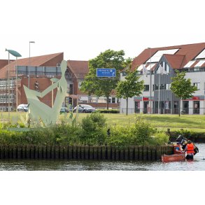 Kunstkenderen falder i Guden�en ved Randers Bro