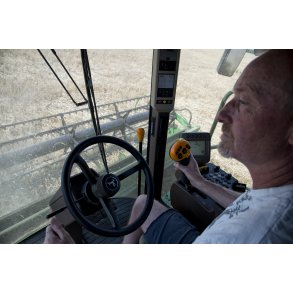 H�st med John Deere mejet�rsker p� mark i V�rum ved Randers