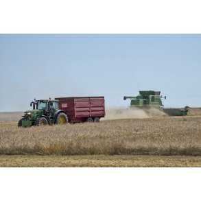 H�st med John Deere mejet�rsker p� mark i V�rum ved Randers