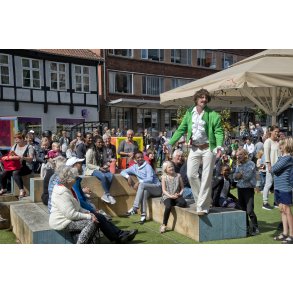 Gadeteater p� R�dhus Torvet i Randers