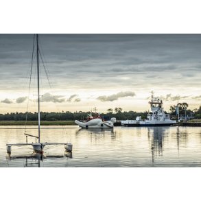 Life Boat en tidlig morgen i Udbyh�j havn og Udbyh�j f�rgen ved Randers Fjord. 