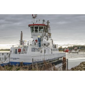 Life Boat sejler forbi Udbyh�j f�rgen en tidlig morgen i Udbyh�j havn ved Randers Fjord