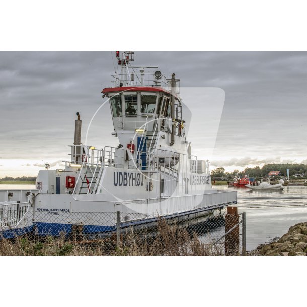 Life Boat sejler forbi Udbyhj frgen en tidlig morgen i Udbyhj havn ved Randers Fjord