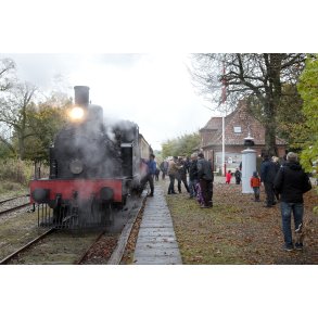 Damplokomotiv p� Mariager-Handest Veteranjernbane ved stationen i Handest