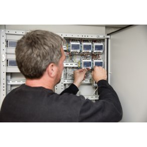 Elektriker p� arbejde ved m�lerskab