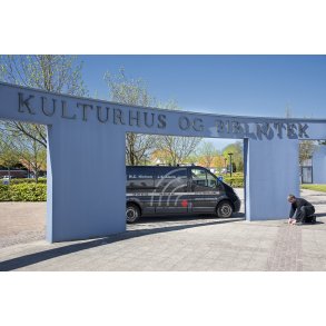 Hjallerup Kulturhus rummer bde Bibliotek, lokalhistorisk arkiv og fungerer som medborgerhus